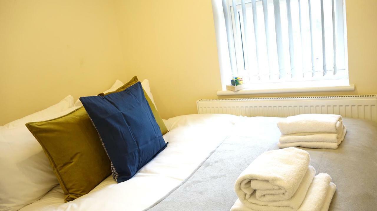 Heathrow Ensuite Rooms- Auto Check In Homestay London
