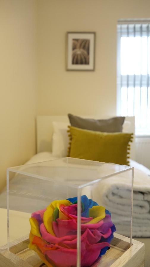 Heathrow Ensuite Rooms- Auto Check In Homestay London