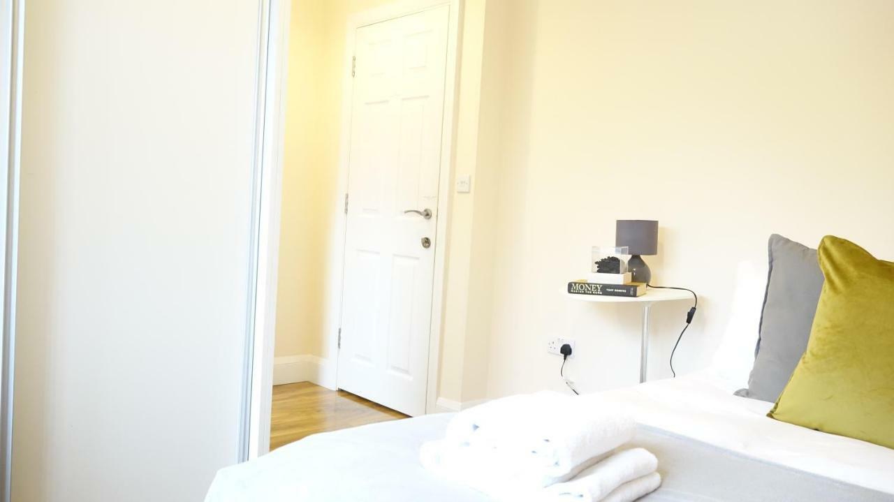 Heathrow Ensuite Rooms- Auto Check In * London