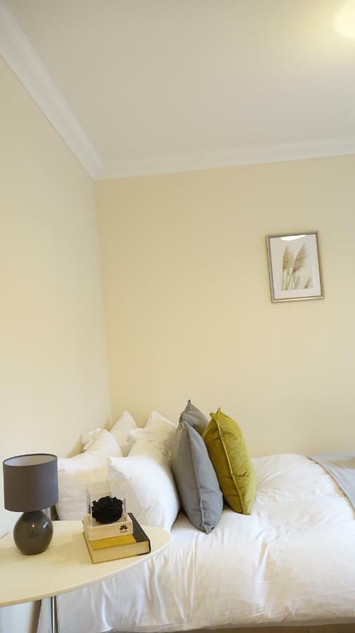 Heathrow Ensuite Rooms- Auto Check In London