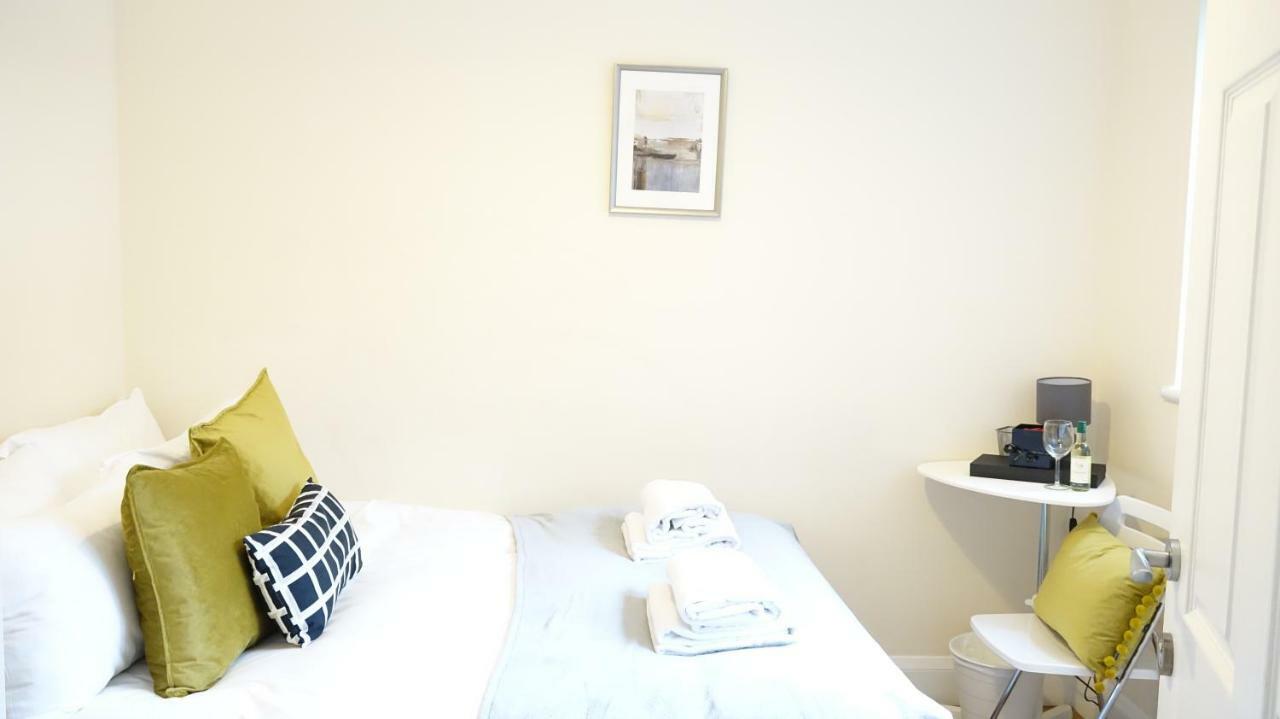 Heathrow Ensuite Rooms- Auto Check In London