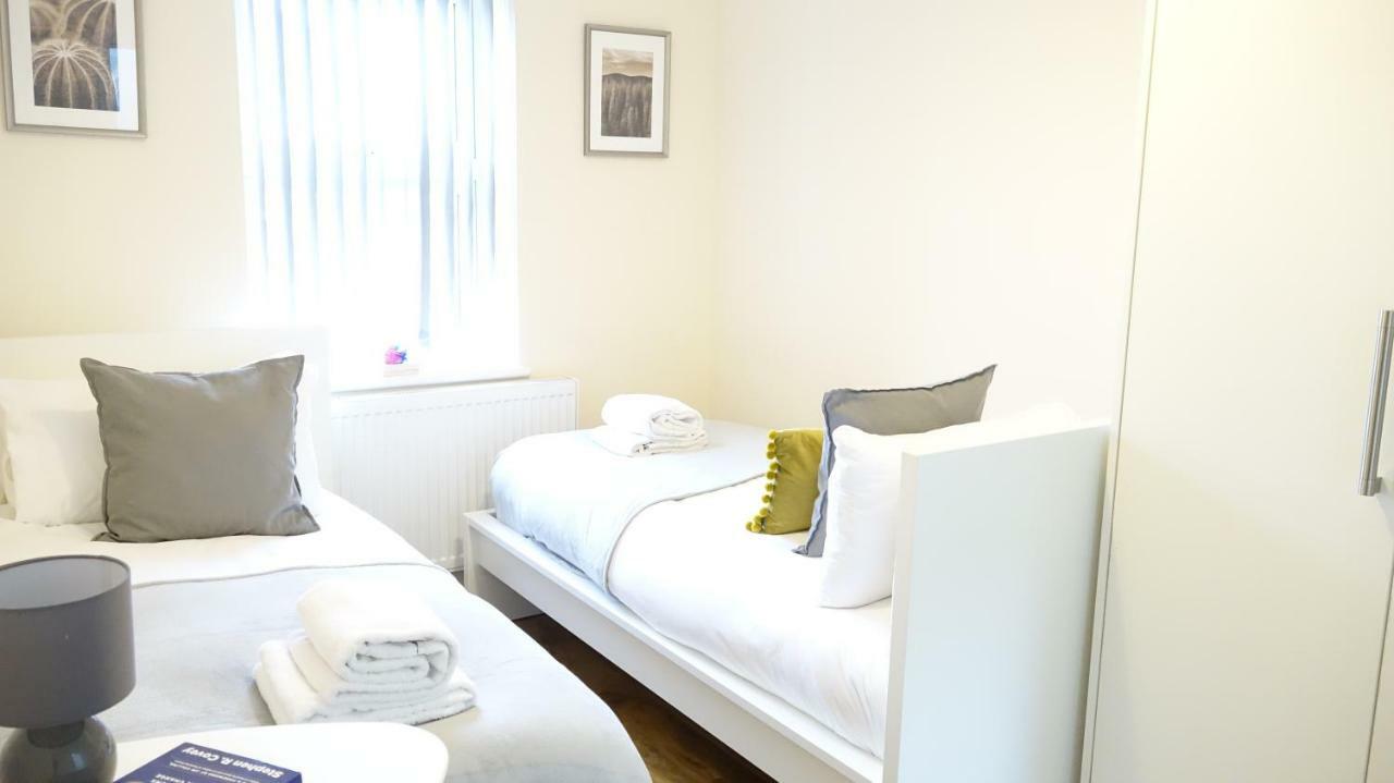 Heathrow Ensuite Rooms- Auto Check In Homestay London