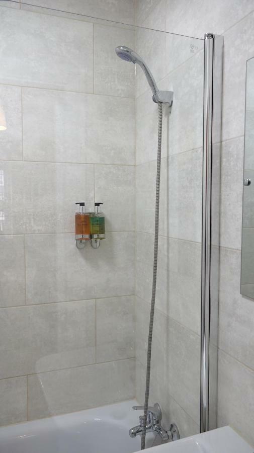 Heathrow Ensuite Rooms- Auto Check In Homestay London