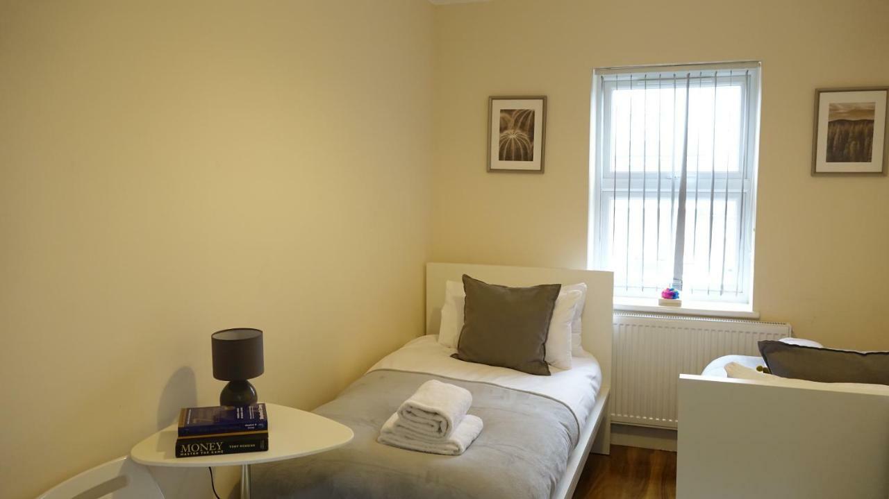 Homestay Heathrow Ensuite Rooms- Auto Check In London