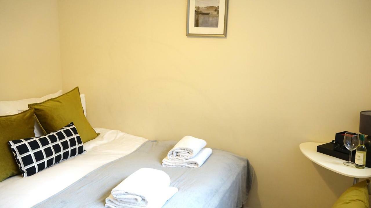 Heathrow Ensuite Rooms- Auto Check In Alloggio in famiglia